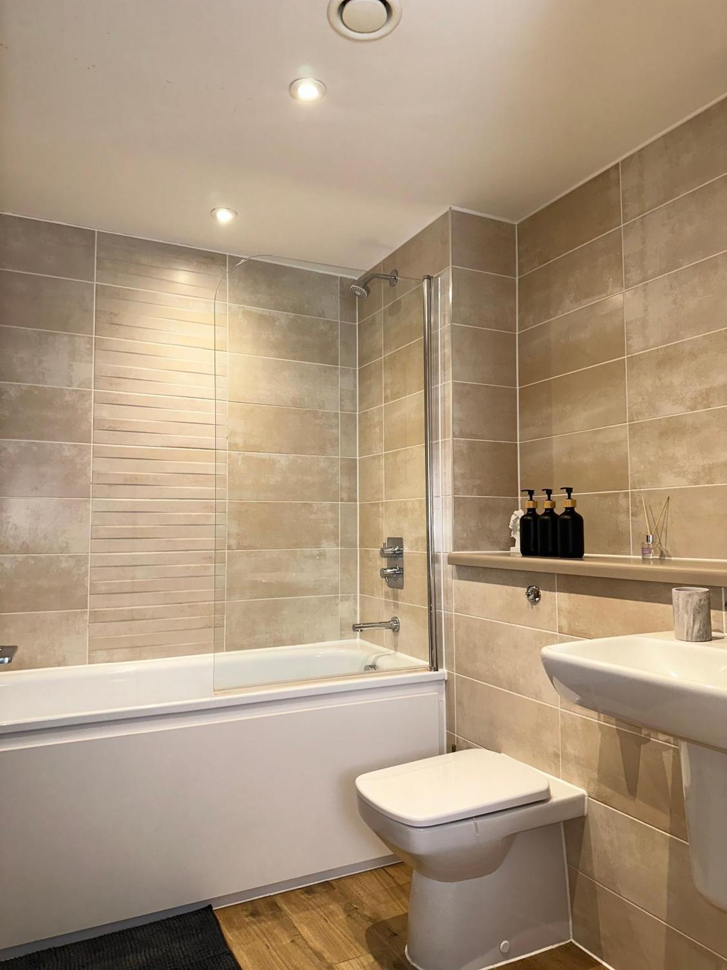 Luxury 2-Bed High-Rise In Manchester With Parking Bagian luar foto