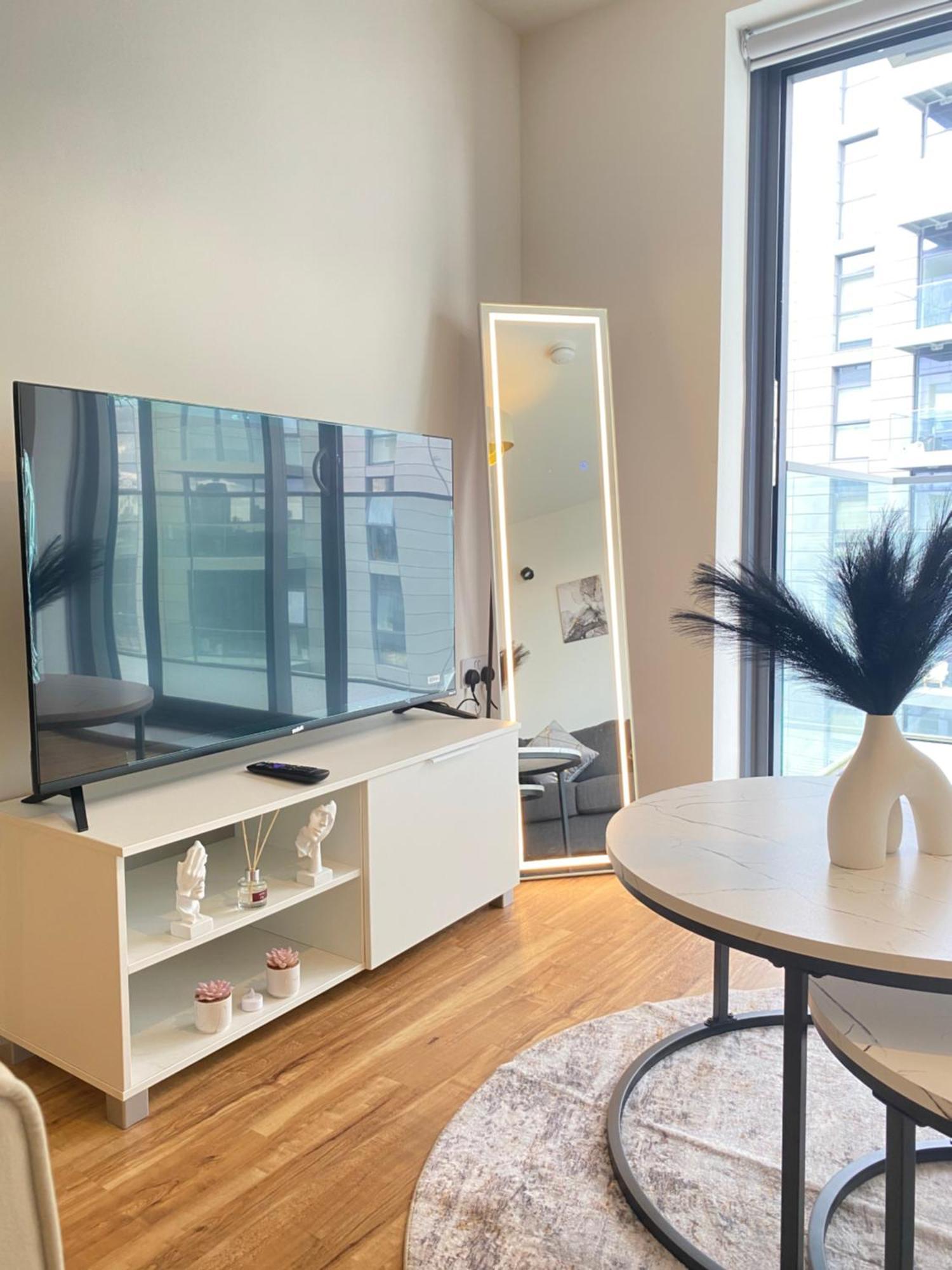 Luxury 2-Bed High-Rise In Manchester With Parking Bagian luar foto